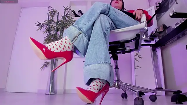 hannah howeell   online show from April 2026 09:59:01 AM