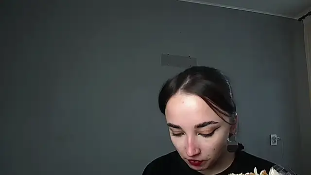 Eva Gloryy online show from April 2026 01:37:02 PM