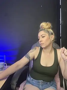 viktoria davis  online show from November 2025 10:42:02 PM