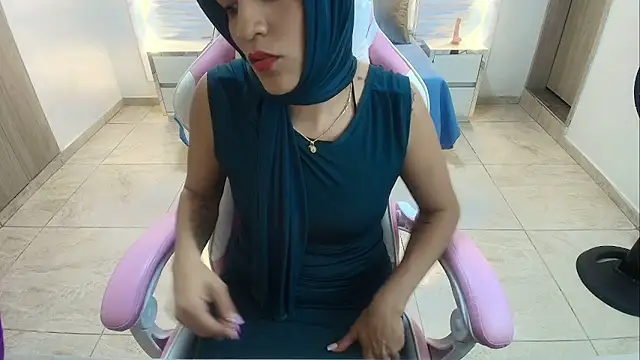 Snapshot of Zulema_hamdi chatting on February 2025 10:32:01 PM Zulema hamdi online show from February 2025 10:32:01 PM