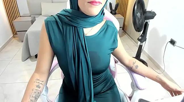 Snapshot of Zulema_hamdi chatting on February 2025 03:41:02 PM Zulema hamdi online show from February 2025 03:41:02 PM