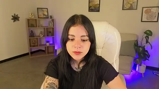 Nicole Foxx  online show from October 2025 06:19:01 PM