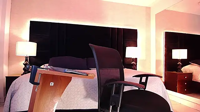 Simon Basset online show from March 2025 11:23:02 PM