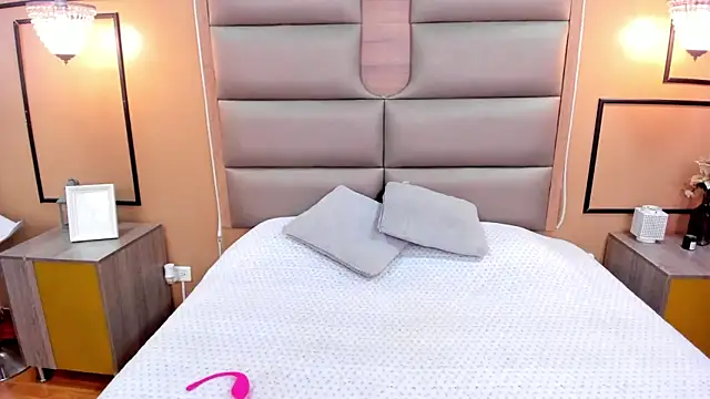 CAYLINCOLLINS online show from February 2025 03:50:01 AM