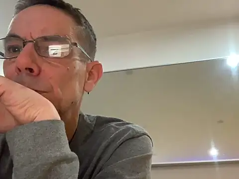 Kenhornu online show from December 2025 09:32:02 PM