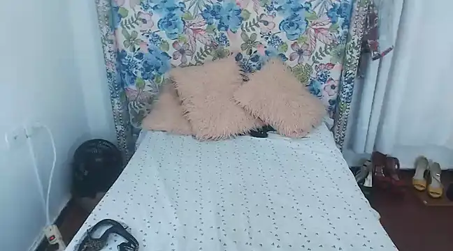 Snapshot of Sweeetnaughty chatting on March 2025 02:24:02 AM Sweeetnaughty online show from March 2025 02:24:02 AM