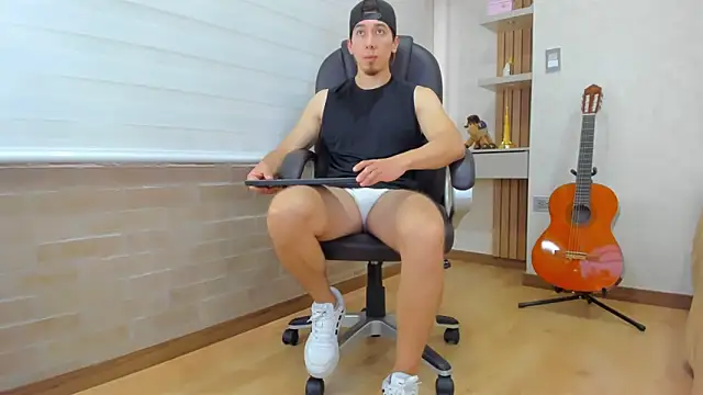 Tombarden online show from November 2025 08:01:01 PM