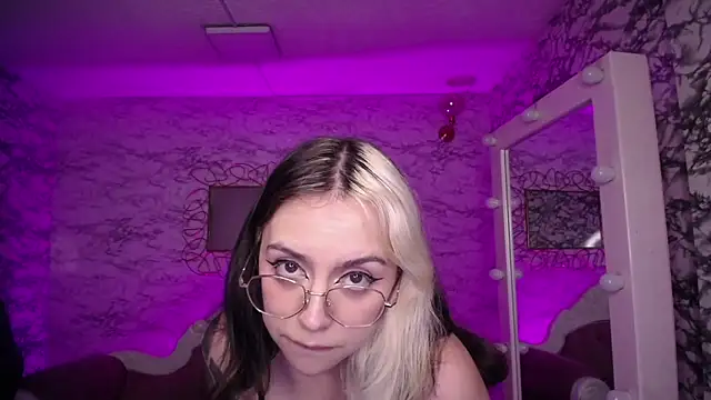 Snapshot of Hela_v chatting on March 2025 06:55:01 PM Hela v online show from March 2025 06:55:01 PM