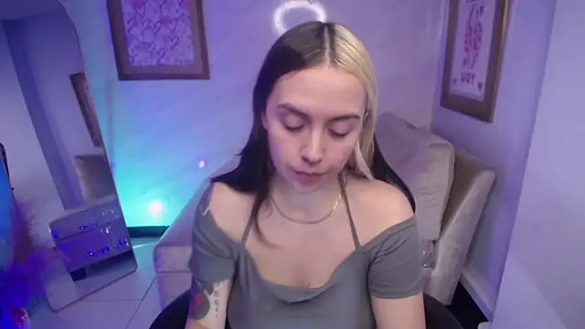 Snapshot of Hela_v chatting on September 2025 07:25:02 PM Hela v online show from September 2025 07:25:02 PM