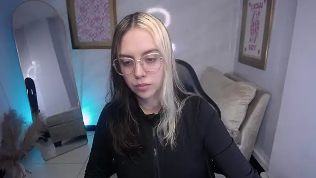 Snapshot of Hela_v chatting on September 2025 12:06:01 PM Hela v online show from September 2025 12:06:01 PM