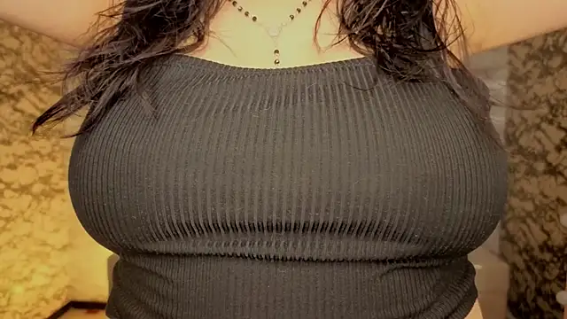 Snapshot of Hela_v chatting on April 2026 01:03:01 PM Hela v online show from April 2026 01:03:01 PM