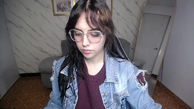 Snapshot of Hela_v chatting on April 2026 12:22:02 PM Hela v online show from April 2026 12:22:02 PM