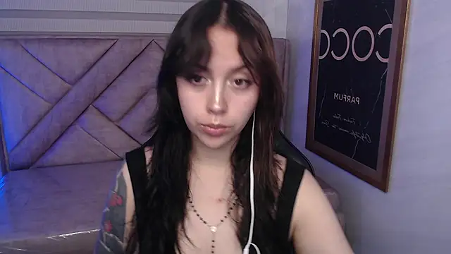 Snapshot of Hela_v chatting on May 2026 01:07:01 PM Hela v online show from May 2026 01:07:01 PM