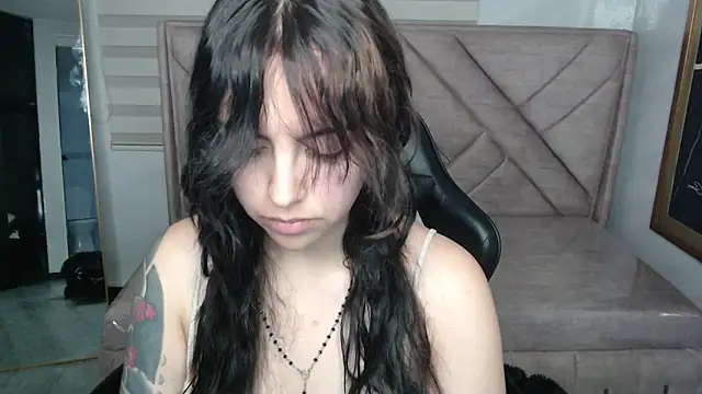 Snapshot of Hela_v chatting on May 2026 01:05:01 PM Hela v online show from May 2026 01:05:01 PM