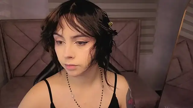 Snapshot of Hela_v chatting on May 2026 01:06:01 PM Hela v online show from May 2026 01:06:01 PM