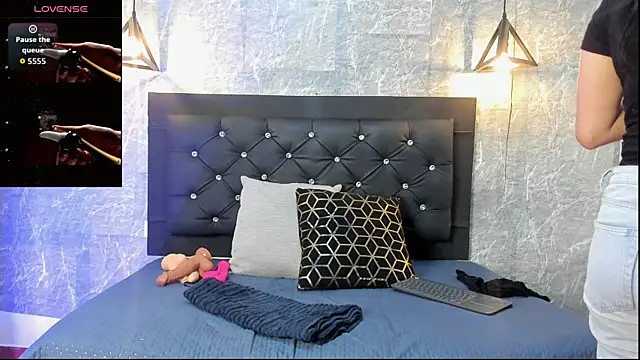 emberhodson online show from November 2025 11:20:02 AM