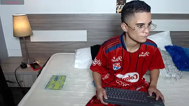 Liiamthompson online show from November 2025 06:52:01 PM