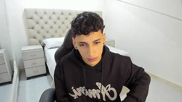 JhoanLeandro online show from November 2025 05:28:02 AM