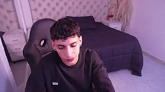 JhoanLeandro online show from April 2026 06:02:01 AM