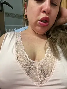 Snapshot of laarti chatting on June 2026 01:04:01 AM laarti online show from June 2026 01:04:01 AM