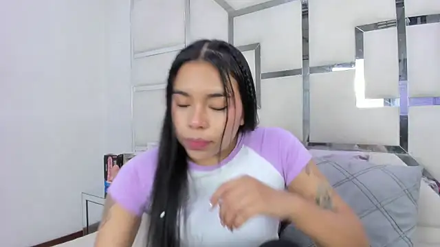 ZoeWan69 online show from May 2026 01:18:02 PM