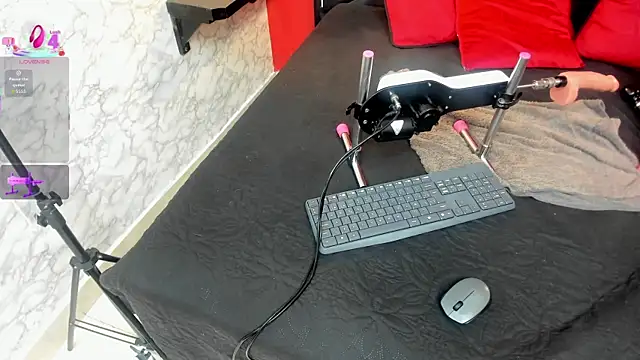 IVISBOUNCYASS online show from December 2025 12:34:02 PM