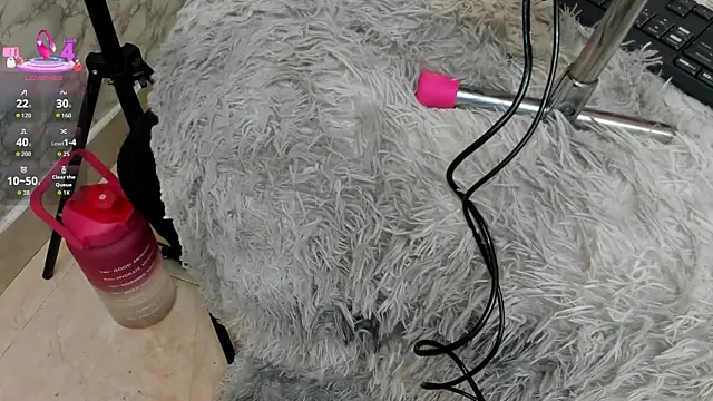 IVISBOUNCYASS online show from April 2026 01:43:02 PM