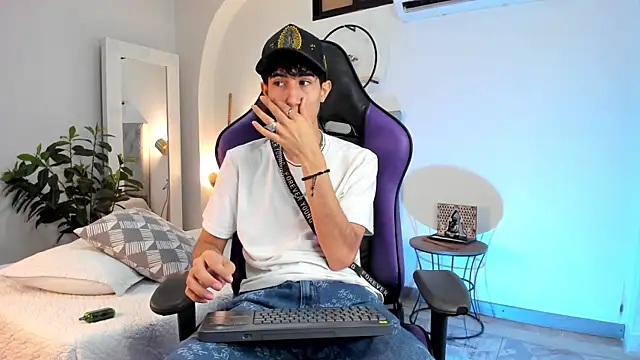 NovaaWheler online show from February 2025 04:44:02 AM