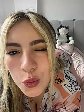 Snapshot of Cloee_Rainbow1 chatting on June 2026 02:09:01 PM Cloee Rainbow1 online show from June 2026 02:09:01 PM
