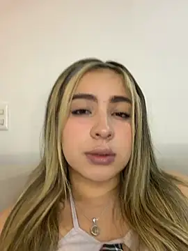 Snapshot of Cloee_Rainbow1 chatting on June 2026 11:29:01 PM Cloee Rainbow1 online show from June 2026 11:29:01 PM