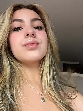 Snapshot of Cloee_Rainbow1 chatting on July 2026 01:18:02 PM Cloee Rainbow1 online show from July 2026 01:18:02 PM