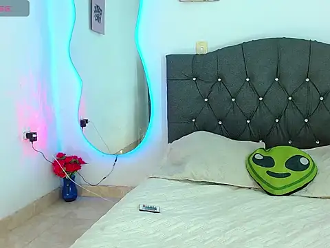 Vickyallien online show from February 2025 04:00:01 PM