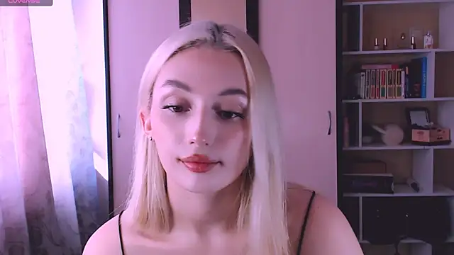 Snapshot of beauty_blonde chatting on March 2025 09:33:02 AM beauty blonde online show from March 2025 09:33:02 AM