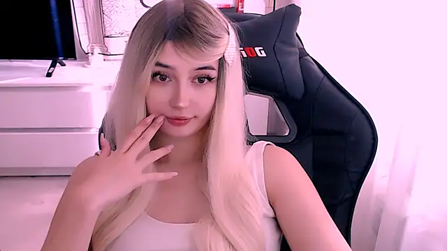 Snapshot of beauty_blonde chatting on October 2025 05:50:02 AM beauty blonde online show from October 2025 05:50:02 AM