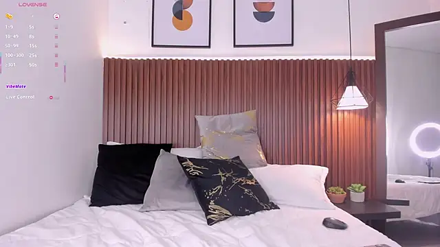 julietaevanns online show from March 2025 05:46:01 AM