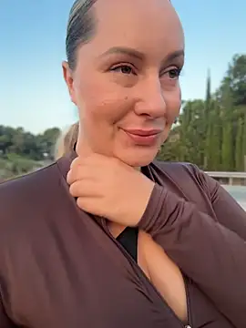 Snapshot of Mona_Plus chatting on June 2026 04:56:01 AM Mona Plus online show from June 2026 04:56:01 AM