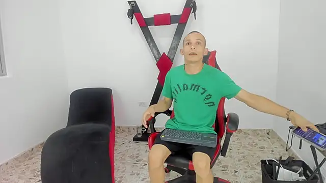 Isak Millan online show from October 2025 01:34:01 PM