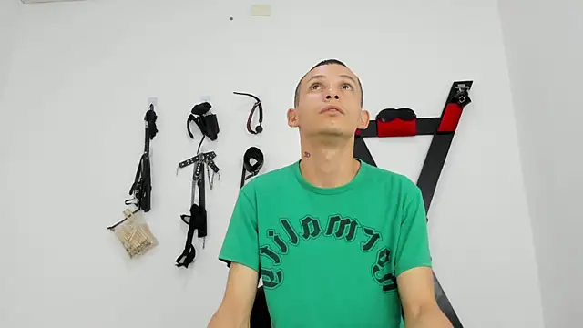 Isak Millan online show from November 2025 01:21:02 PM