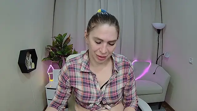 Snapshot of TessaDaybreak chatting on May 2026 06:43:02 AM TessaDaybreak online show from May 2026 06:43:02 AM