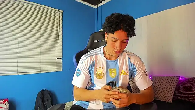 Snapshot of KaryBig3 chatting on March 2025 04:14:01 AM KaryBig3 online show from March 2025 04:14:01 AM