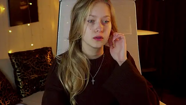 Snapshot of EveMundie chatting on June 2026 09:45:01 AM EveMundie online show from June 2026 09:45:01 AM
