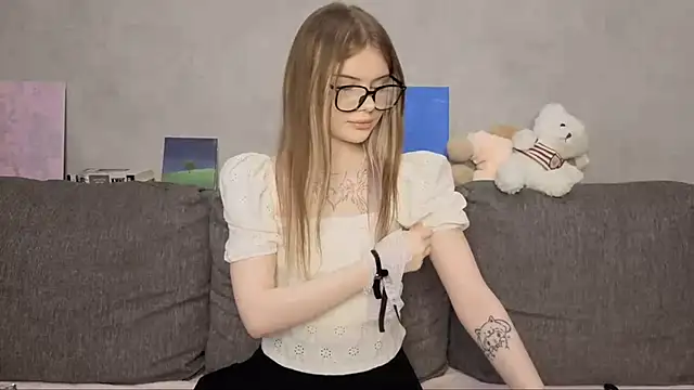 Snapshot of CarolinePepper chatting on May 2026 01:48:02 PM CarolinePepper online show from May 2026 01:48:02 PM