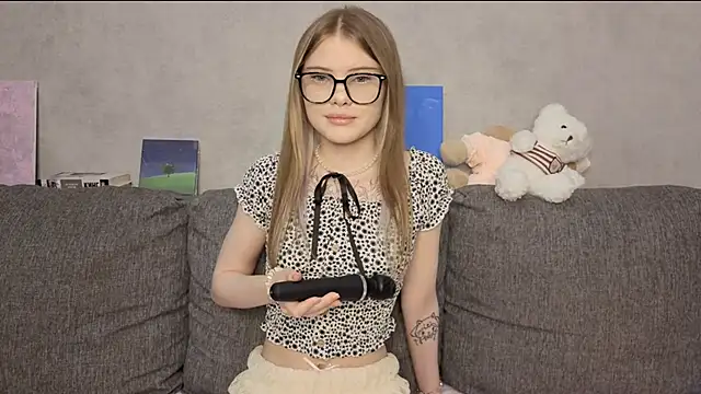 Snapshot of CarolinePepper chatting on May 2026 01:27:01 PM CarolinePepper online show from May 2026 01:27:01 PM