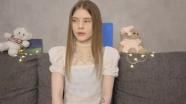 Snapshot of CarolinePepper chatting on May 2026 01:18:02 PM CarolinePepper online show from May 2026 01:18:02 PM