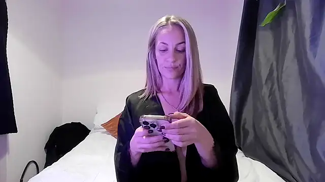 Snapshot of Edenfox- chatting on September 2025 08:21:01 PM Edenfox- online show from September 2025 08:21:01 PM