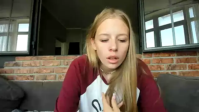 Snapshot of AnnNorriss chatting on September 2025 06:04:02 AM AnnNorriss online show from September 2025 06:04:02 AM