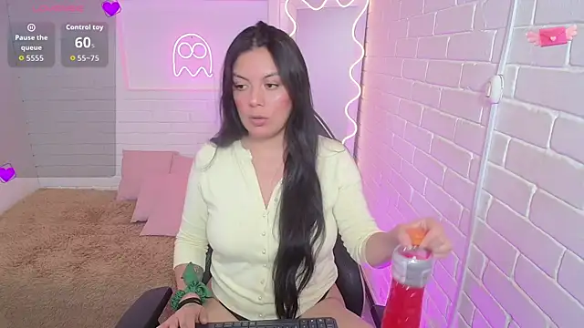 Snapshot of Coraline_tay chatting on October 2025 07:21:01 PM Coraline tay online show from October 2025 07:21:01 PM