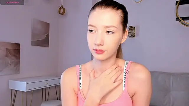 SunnivaCovil online show from March 2025 11:22:02 AM