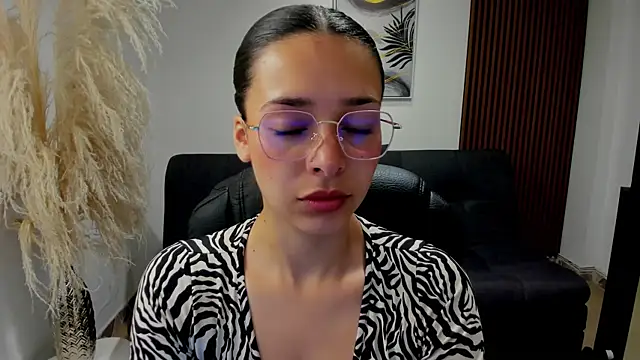 Snapshot of angeline_davies chatting on September 2025 01:26:02 PM angeline davies online show from September 2025 01:26:02 PM