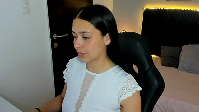 Snapshot of angeline_davies chatting on October 2025 03:51:02 AM angeline davies online show from October 2025 03:51:02 AM